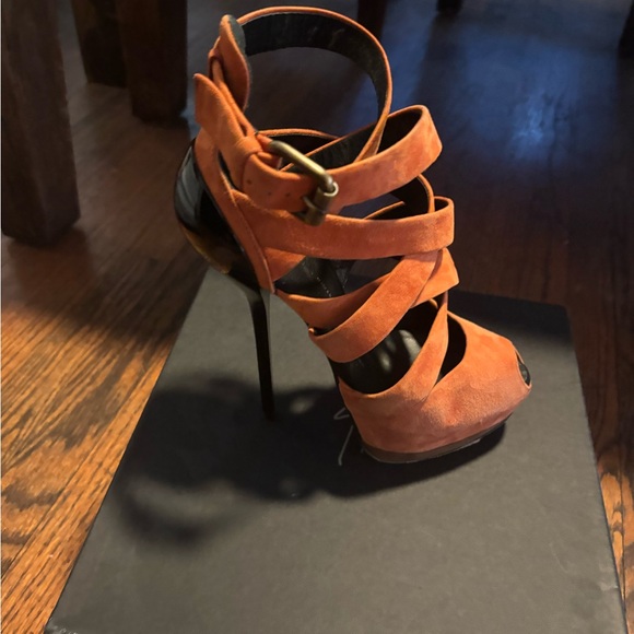 Shoes - Picture 5 of 8